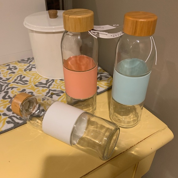 ALL THREE BRAND NEW 16 OZ GLASS WATER 💦 BOTTLES WITH COLOR GRIP INCLUDED - Picture 4 of 4